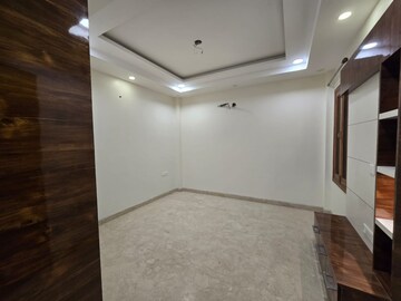 Room in 3.5 BHK Builder Floor at Paschim Vihar – for Rent