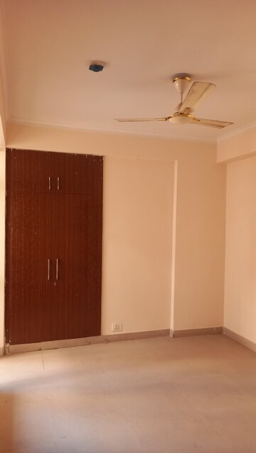 Room in 3 BHK Apartment at Supertech Ecovillage II, Sector 16b Greater Noida – for Rent