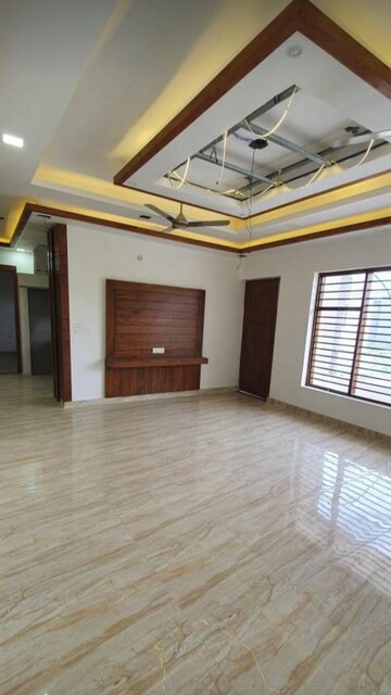 Room in 4 BHK Builder Floor at Sector 43 – for Rent