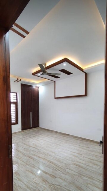 Room in 4 BHK Builder Floor at Sector 43 – for Rent