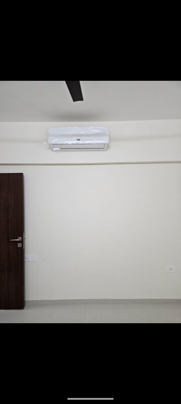 Room in 1 BHK Apartment at Omkar Signet, Malad East – for Rent