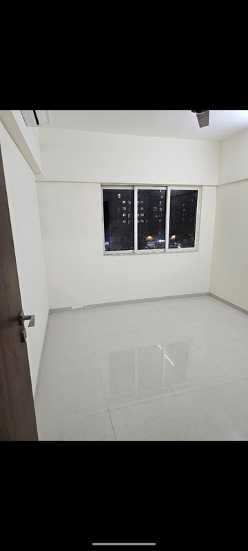Room in 1 BHK Apartment at Omkar Signet, Malad East – for Rent