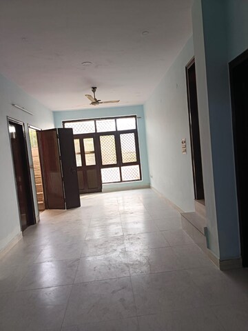 Room in 2.5 BHK Builder Floor at Sector 82 – for Rent