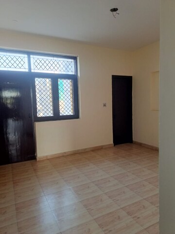 Room in 2.5 BHK Builder Floor at Sector 82 – for Rent