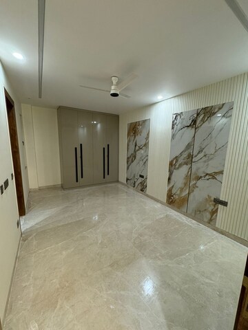 Room in 4 BHK Builder Floor at DLF Royale Residences, Dlf Phase I – for Sale