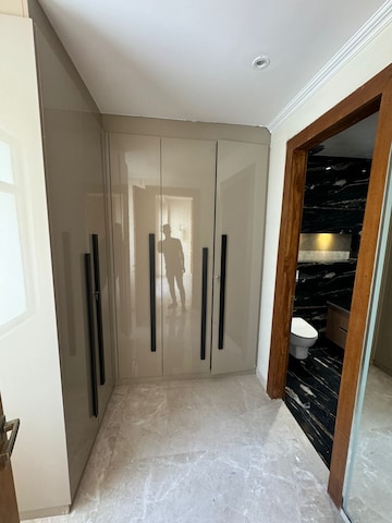 Building Lobby in 4 BHK Builder Floor at DLF Royale Residences, Dlf Phase I – for Sale