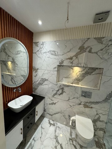 Master Bedroom in 4 BHK Builder Floor at DLF Royale Residences, Dlf Phase I – for Sale