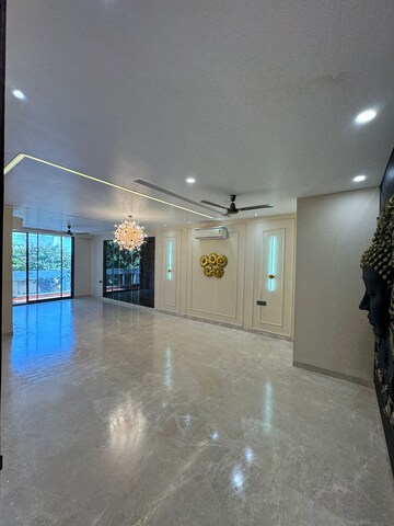 Room in 4 BHK Builder Floor at DLF Royale Residences, Dlf Phase I – for Sale