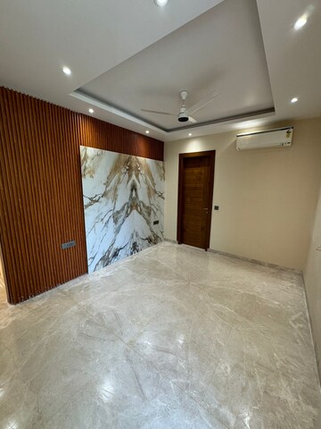 Room in 4 BHK Builder Floor at DLF Royale Residences, Dlf Phase I – for Sale