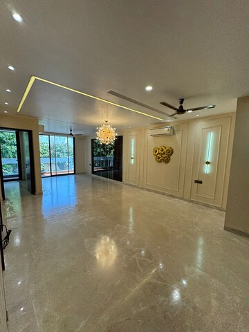 Room in 4 BHK Builder Floor at DLF Royale Residences, Dlf Phase I – for Sale