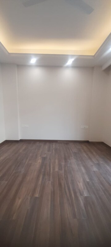 Room in 3.5 BHK Builder Floor at SS Southend Floors, South City 2 – for Sale