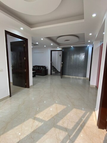 Room in 3.5 BHK Builder Floor at SS Southend Floors, South City 2 – for Sale
