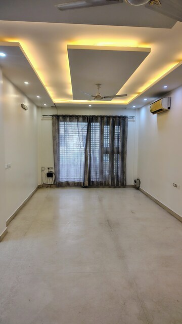Room in 3.5 BHK Builder Floor at Empire Floors, Sector 57 – for Rent