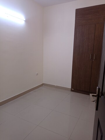 Room in 2 BHK Apartment at Ahinsa Khand 1 – for Rent
