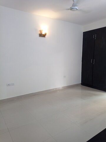 Room in 2 BHK Apartment at Ahinsa Khand 1 – for Rent