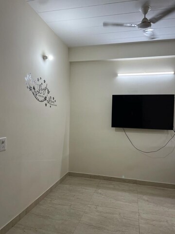 Room in 2 BHK Builder Floor at Sector 40 – for Rent