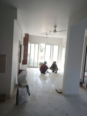 Furnished Amenities in 3 BHK Builder Floor at BPTP Amstoria, Sector 102 – for Rent