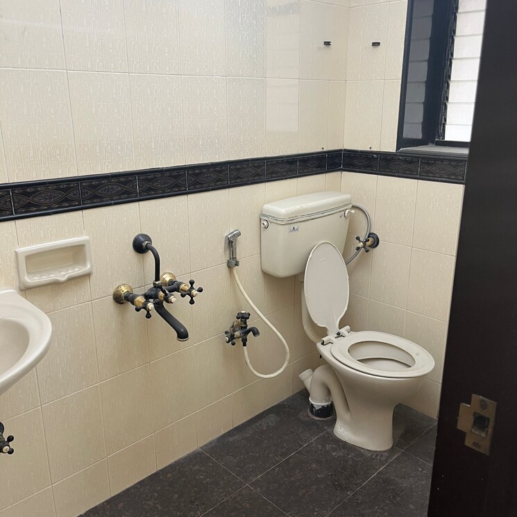 Bathroom, magnum-tower-chs 2 Bedroom 950 Sq.Ft. Apartment In Lokhandwala Complex Mumbai 8048923