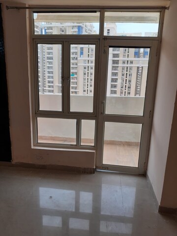 Room in 2.5 BHK Apartment at Supertech Ecociti, Sector 137 – for Rent