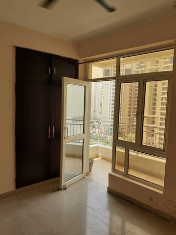 Room in 2.5 BHK Apartment at Supertech Ecociti, Sector 137 – for Rent