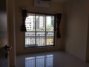 Room in 2 BHK Apartment at Kabra Paradise, Andheri West – for Rent