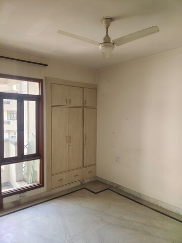Room in 1 BHK Apartment at Ansal Sushant Estate, Sector 52 – for Rent
