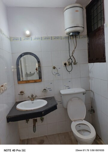 Master Bedroom in 3 BHK Builder Floor at Ardee City, Sector 52 – for Rent
