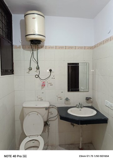 Master Bedroom in 3 BHK Builder Floor at Ardee City, Sector 52 – for Rent