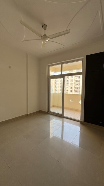 Room in 3 BHK Apartment at Express Zenith, Sector 77 – for Rent