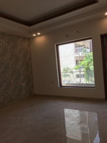 Room in 3 BHK Builder Floor at Sector 85 – for Rent