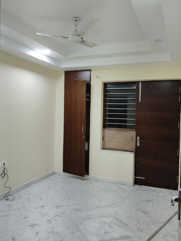 Room in 3 BHK Builder Floor at Sector 16 – for Rent