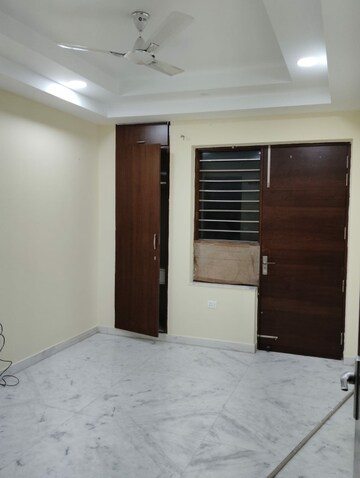 Room in 3 BHK Builder Floor at Sector 16 – for Rent