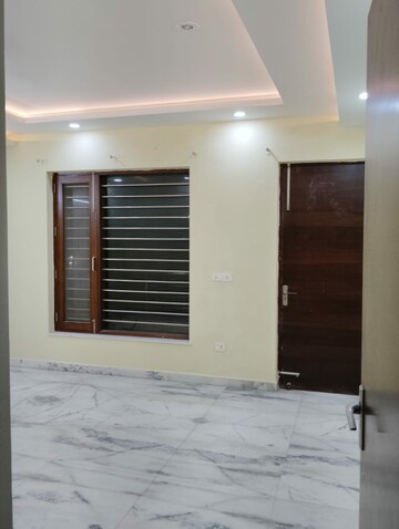 Room in 3 BHK Builder Floor at Sector 16 – for Rent