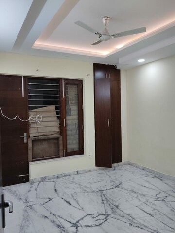 Room in 3 BHK Builder Floor at Sector 16 – for Rent