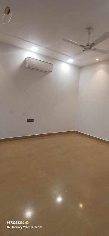 Room in 3.5 BHK Builder Floor at Sector 31 – for Rent