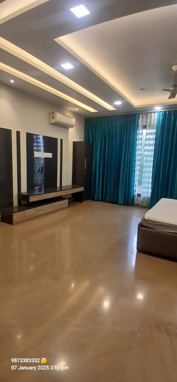 Living Room in 3.5 BHK Builder Floor at Sector 31 – for Rent