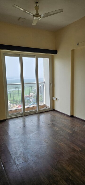 Room in 2.5 BHK Apartment at Runwal Greens, Mulund West – for Sale