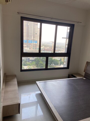 Room in 2.5 BHK Apartment at Wadhwa Atmosphere O2, Mulund West – for Sale