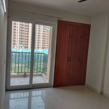Room in 2 BHK Apartment at Tata Eureka Park, Sector 150 – for Rent