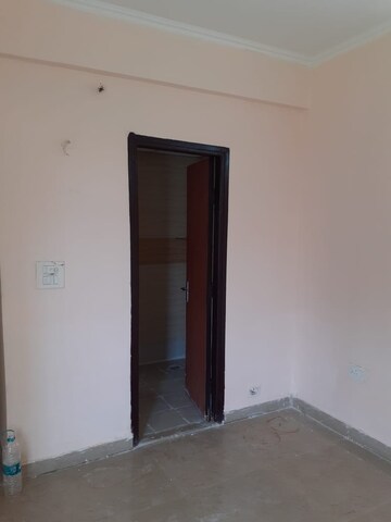 Room in 3 BHK Apartment at Supertech Ecociti, Sector 137 – for Rent