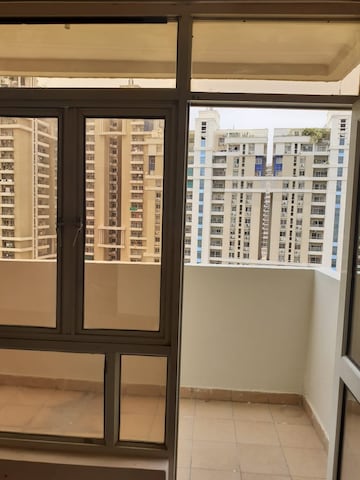 Room in 3 BHK Apartment at Supertech Ecociti, Sector 137 – for Rent