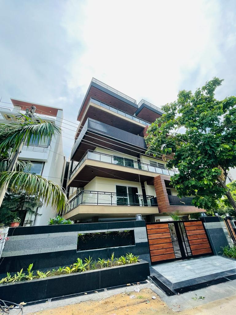 4 BHK + Pooja Room,Servant Room Builder Floor For Sale in Sector 43