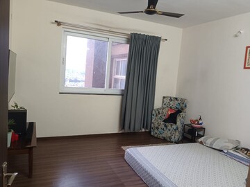 Room in 3 BHK Apartment at Pashmina Waterfront, Old Madras Road – for Rent