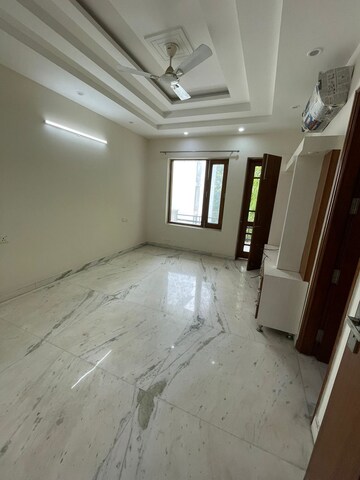 Room in 3 BHK Builder Floor at Ansal Sushant Lok I, Sector 43 – for Rent