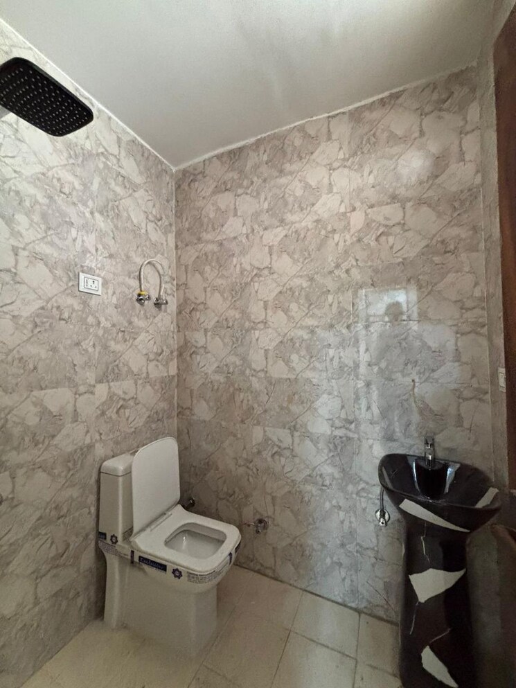 Bathroom, shakti khand 2 2 Bedroom 750 Sq.Ft. Builder Floor In Shakti Khand 2 Ghaziabad 8050093