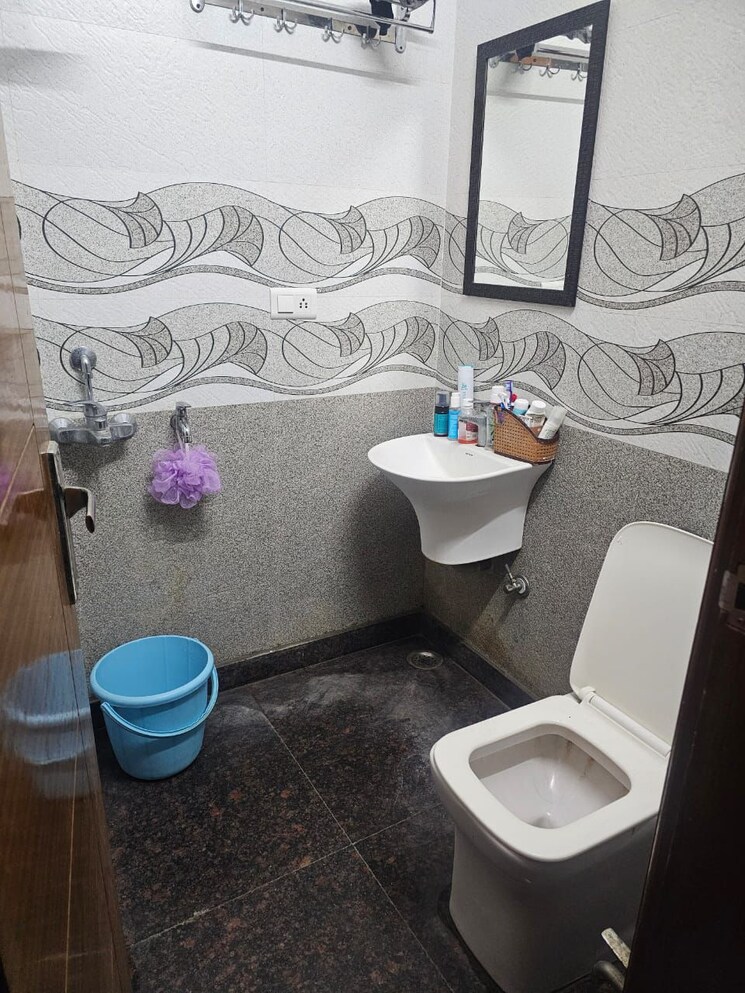 Bathroom, shakti khand 2 2 Bedroom 750 Sq.Ft. Builder Floor In Shakti Khand 2 Ghaziabad 8050093