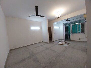 Room in 2 BHK Apartment at DLF Silver Oaks, Sector 26 – for Rent