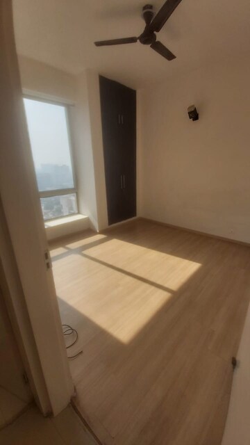 Room in 2 BHK Apartment at Pioneer Park Phase 1, Sector 61 – for Rent