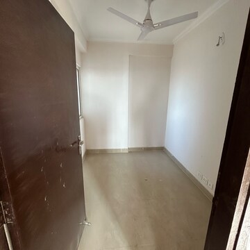 Room in 2.5 BHK Apartment at Amrapali Riverview, Amrapali Leisure Valley – for Rent