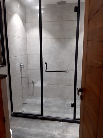 Building Lobby in 4 BHK Builder Floor at Ansal Sushant Lok I, Sector 43 – for Rent
